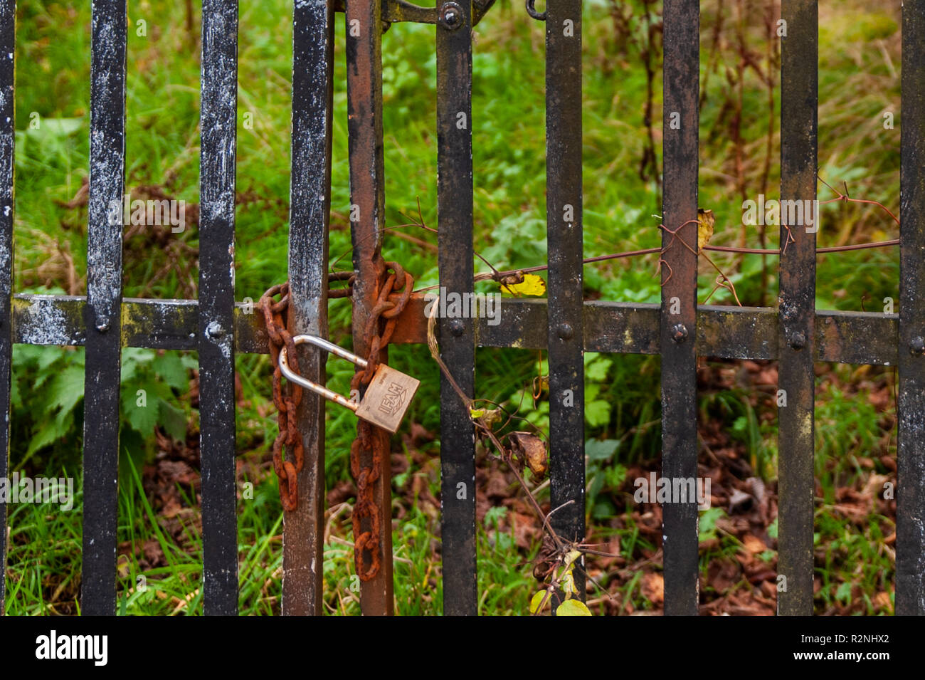Bloccato e porte concatenate con catena arrugginito in Irlanda. Foto Stock