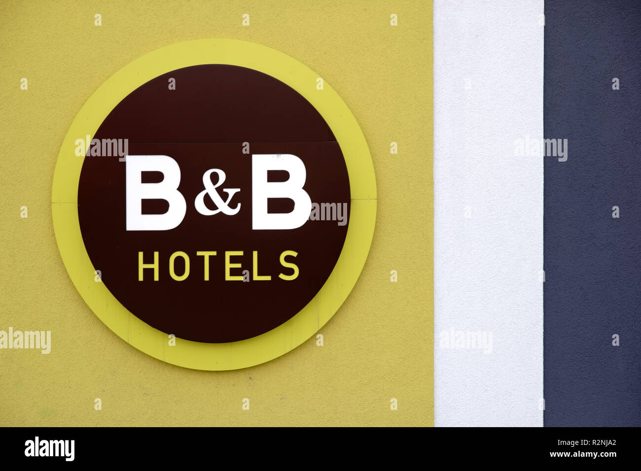 Facciata e il logo di un B & B hotel presso la stazione ferroviaria di Bad Homburg, Foto Stock