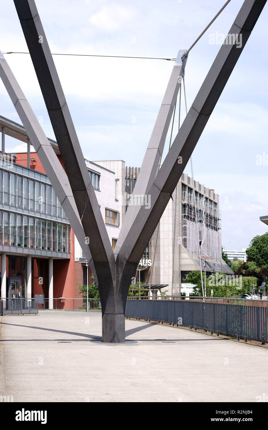 Un moderno ponte pedonale su Hessenring a Bad Homburg, Foto Stock