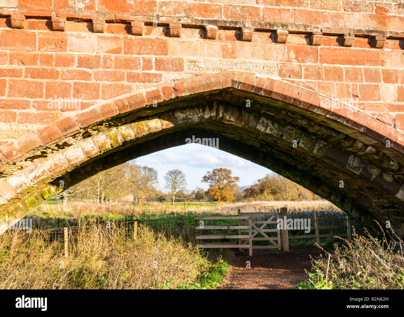 Xvi secolo Abbey Bridge, Haddington, East Lothian, UK. Riverside sentiero con gate di baciare sotto evidenziato drop-centrato arch Foto Stock