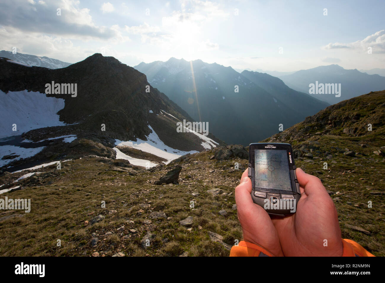 Uomo con Satmap GPS su Hoher Riffler montagna, Verwall Gruppo, Tirolo, Austria Foto Stock