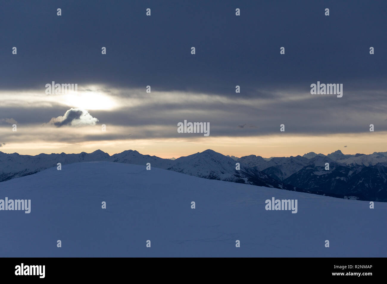 Atmosfera mattutina su Sandfeldkopf picco, Kreuzeck Gruppo, Tirolo orientale, Austria Foto Stock