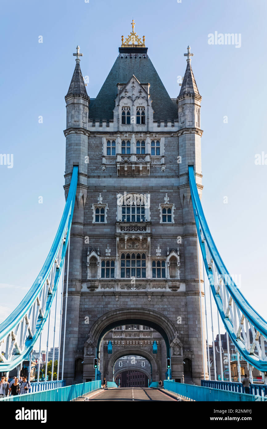Inghilterra, Londra, il Tower Bridge e la strada vuota Foto Stock