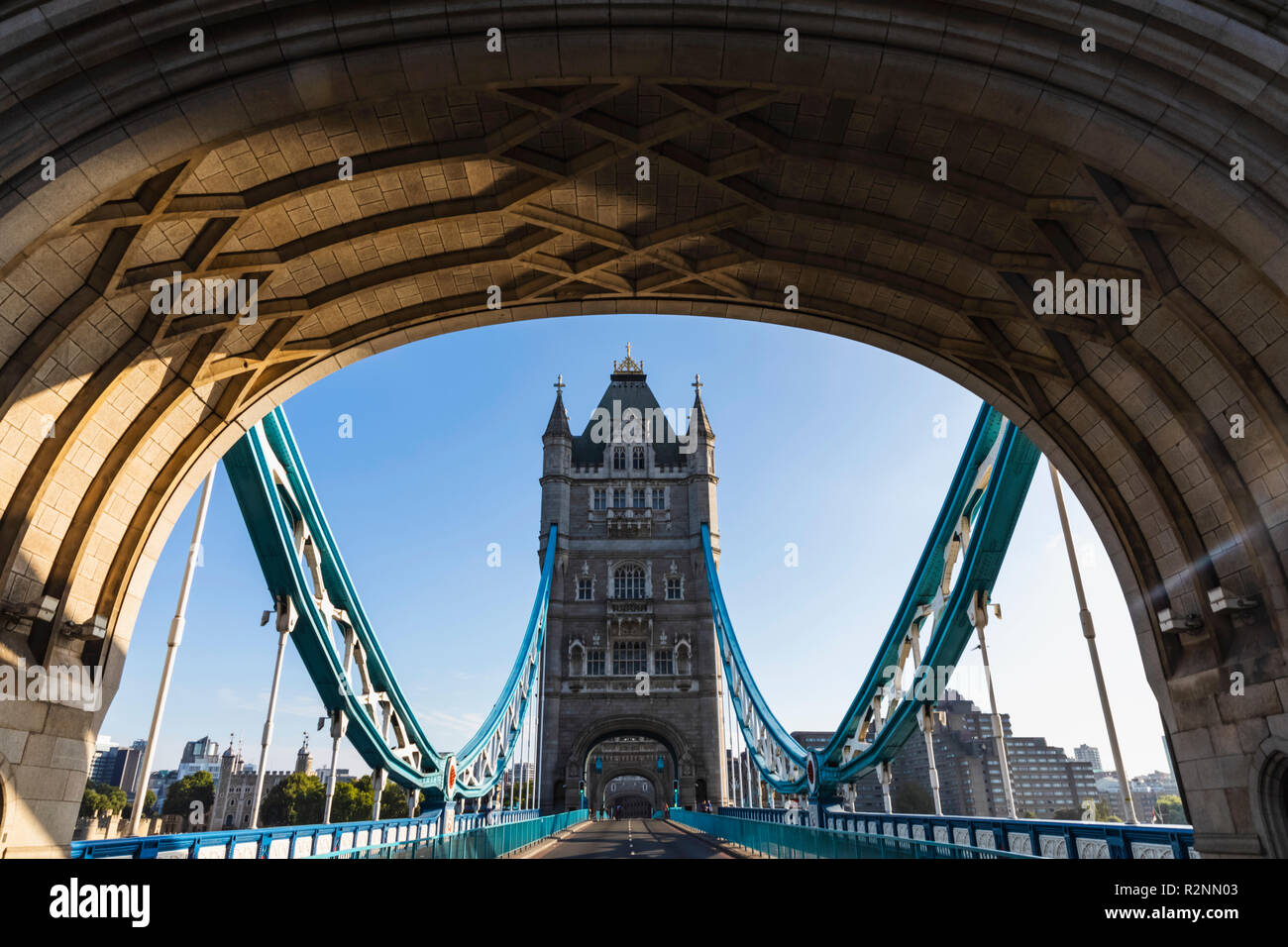 Inghilterra, Londra, il Tower Bridge e la strada vuota Foto Stock