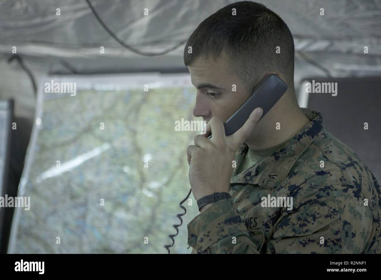 Stati Uniti Marine 1Lt. Augusto Sortino, seconda divisione Marine avanti fire support officer in carica, coordina le artiglierie di supporto durante l'esercizio Trident frangente 18 in Voll, Norvegia, nov. 3, 2018. Trident frangente 18 dimostra II Marine Expeditionary costringe la possibilità di distribuire, impiegano, e ridistribuire il Marine Air-Ground Task Force migliorando al contempo l'interoperabilità con gli alleati e partner. Foto Stock