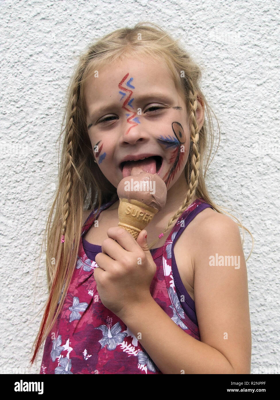 Ragazza a mangiare il gelato Foto Stock