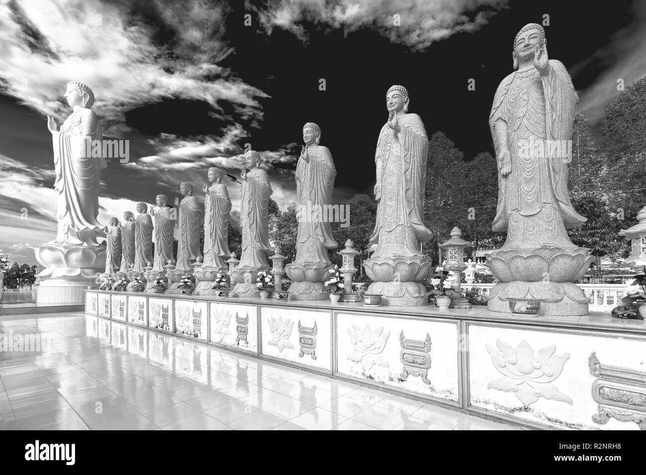 L'architettura di bellezza conduce alla statua del Buddha che splende nella Pagoda dai Tong Lam, che attrae i turisti a visitare spiritualmente durante i fine settimana a Vung Tau Foto Stock