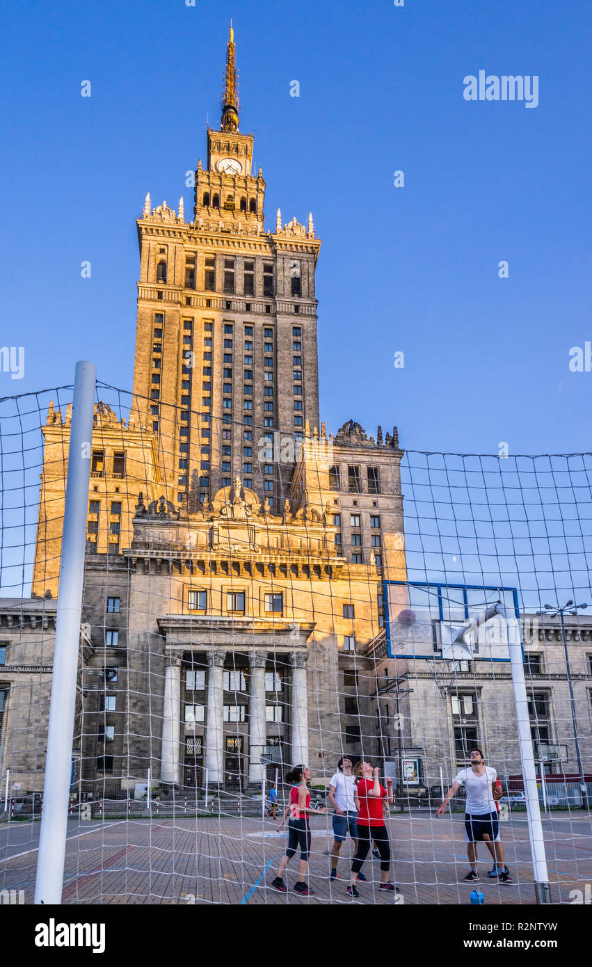 Partita di basket al di sotto del palazzo della cultura e della scienza, Varsavia, Polonia Foto Stock