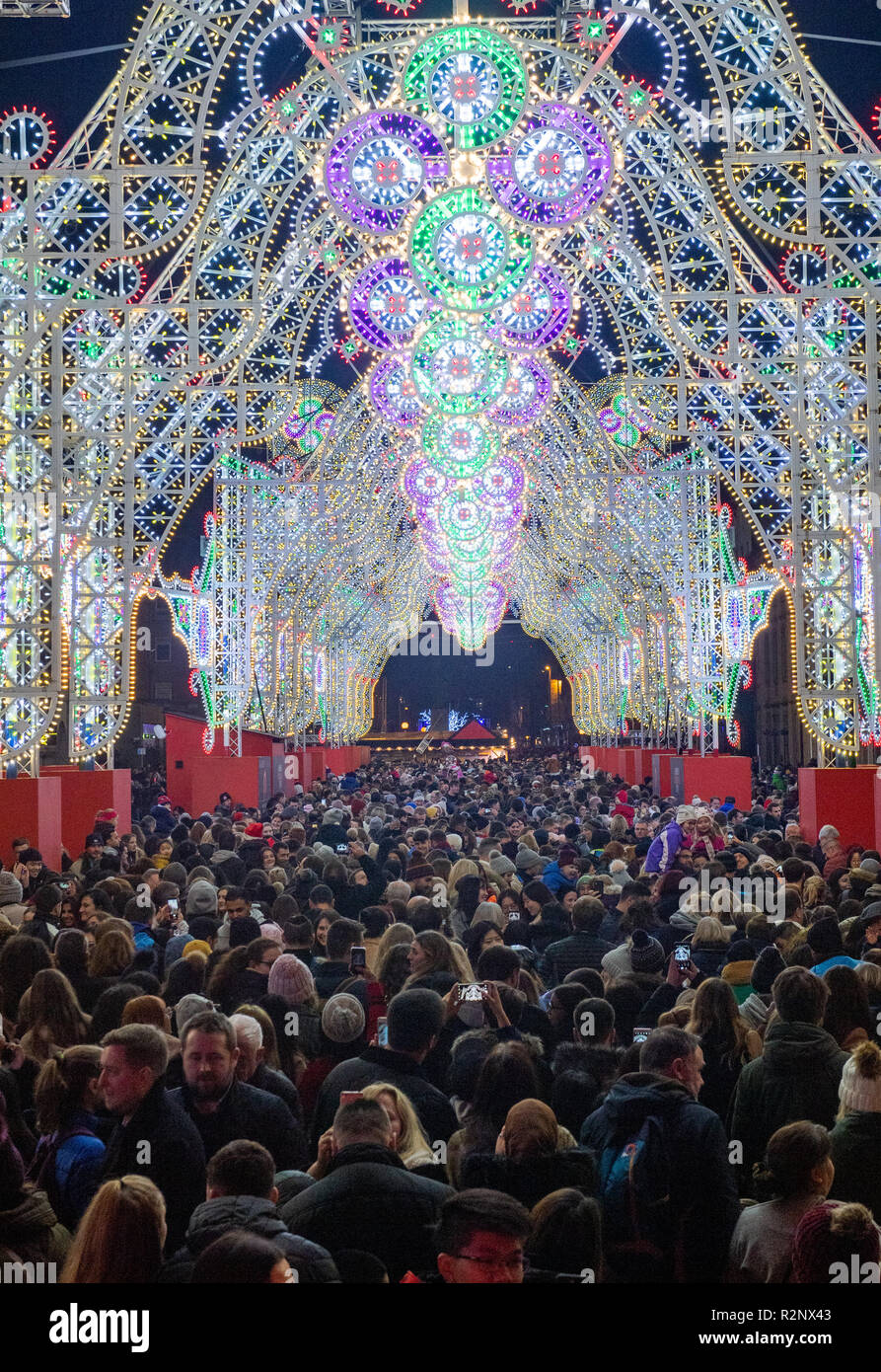 La luce di notte, una comunità libera evento ospitato da via la Arlene Stuart, domenica 18 novembre ha segnato l apertura di Edimburgo di Natale 2018! Questo Foto Stock