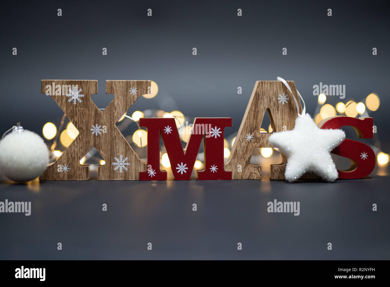 Colore freddo Xmax Xmas legno segno di testo con belle sfocato golden bokeh di fondo. Wintage decorazione della casa Foto Stock