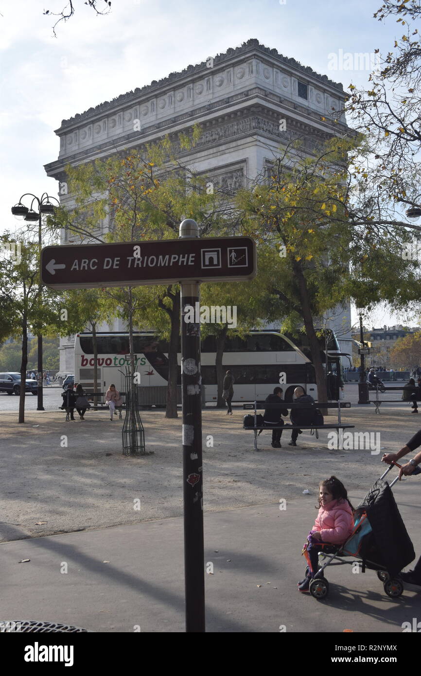 Parigi, Francia - 2018: Arch De La Triomphe, Arco di Trionfo Champs-Élysées, in Francia, in compagnia di persone che camminano sugli Champs Elysees marciapiede Foto Stock