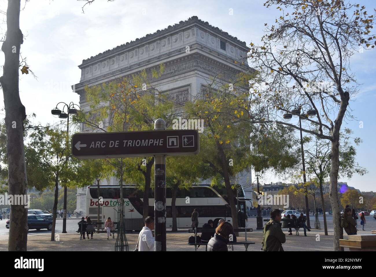 Parigi, Francia - 2018: Arch De La Triomphe, Arco di Trionfo Champs-Élysées, in Francia, in compagnia di persone che camminano sugli Champs Elysees marciapiede Foto Stock