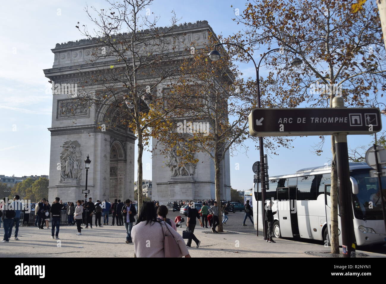Parigi, Francia - 2018: Arch De La Triomphe, Arco di Trionfo Champs-Élysées, in Francia, in compagnia di persone che camminano sugli Champs Elysees marciapiede Foto Stock