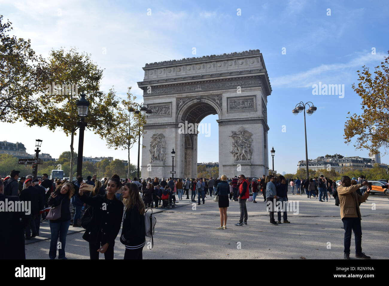 Parigi, Francia - 2018: Arch De La Triomphe, Arco di Trionfo Champs-Élysées, in Francia, in compagnia di persone che camminano sugli Champs Elysees marciapiede Foto Stock