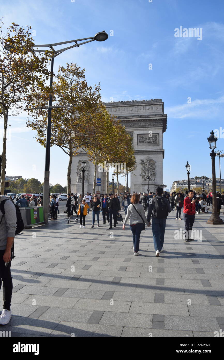 Parigi, Francia - 2018: Arch De La Triomphe, Arco di Trionfo Champs-Élysées, in Francia, in compagnia di persone che camminano sugli Champs Elysees marciapiede Foto Stock