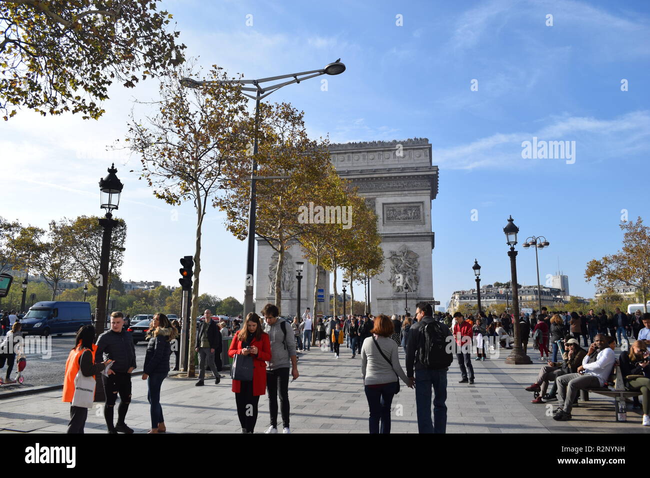 Parigi, Francia - 2018: Arch De La Triomphe, Arco di Trionfo Champs-Élysées, in Francia, in compagnia di persone che camminano sugli Champs Elysees marciapiede Foto Stock