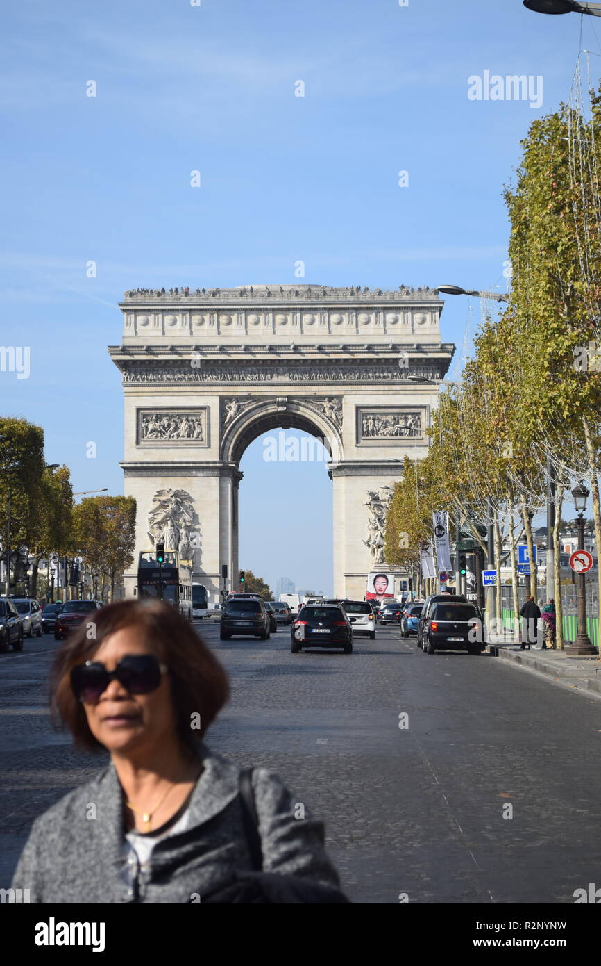 Parigi, Francia - 2018: Le donne al centro della Avenue des Champs-Élysées di fronte all'Arc de Triomphe a Parigi; Foto Stock