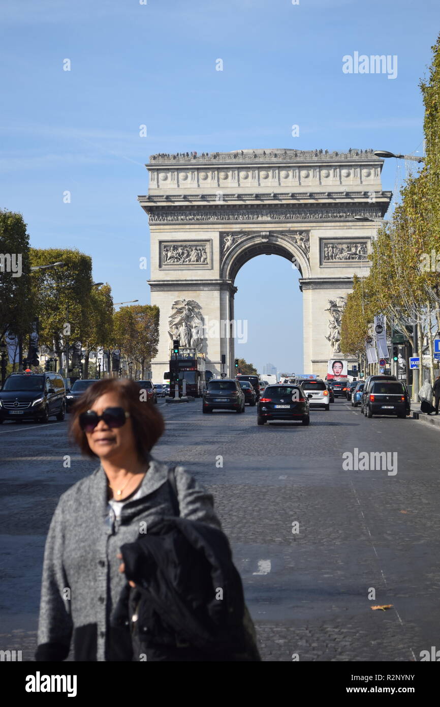 Parigi, Francia - 2018: Le donne al centro della Avenue des Champs-Élysées di fronte all'Arc de Triomphe a Parigi; Foto Stock