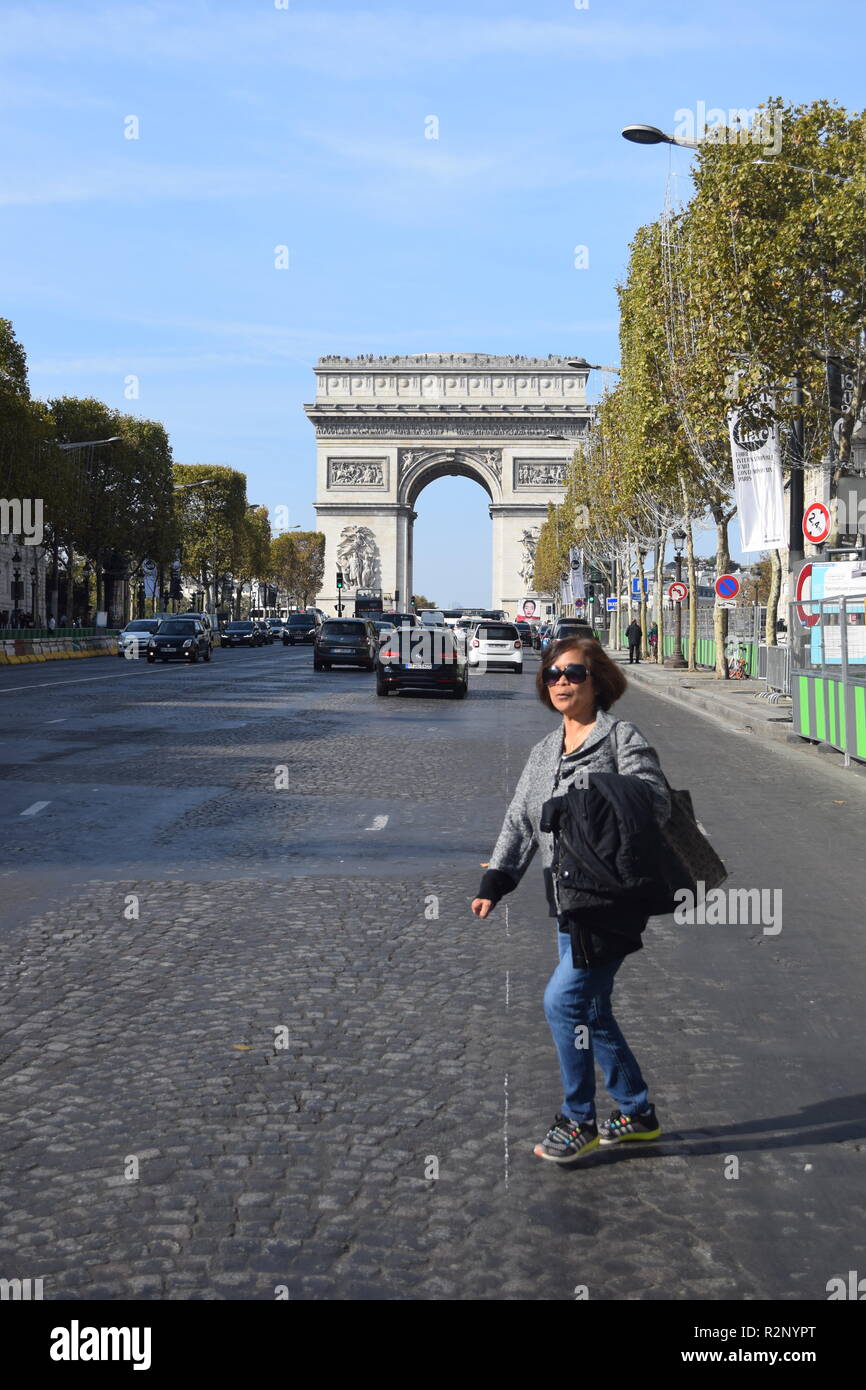 Parigi, Francia - 2018: Le donne al centro della Avenue des Champs-Élysées di fronte all'Arc de Triomphe a Parigi; Foto Stock