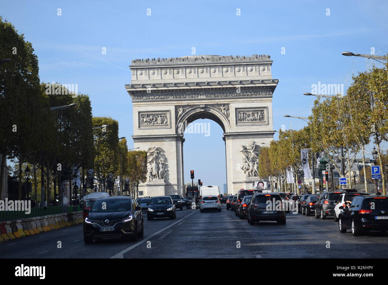 Parigi, Francia - 2018: il traffico lungo il viale degli Champs Elysees e l' Arc de Triomphe. Foto Stock