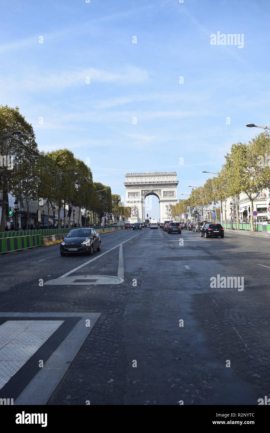 Parigi, Francia - 2018: il traffico lungo il viale degli Champs Elysees e l' Arc de Triomphe. Foto Stock