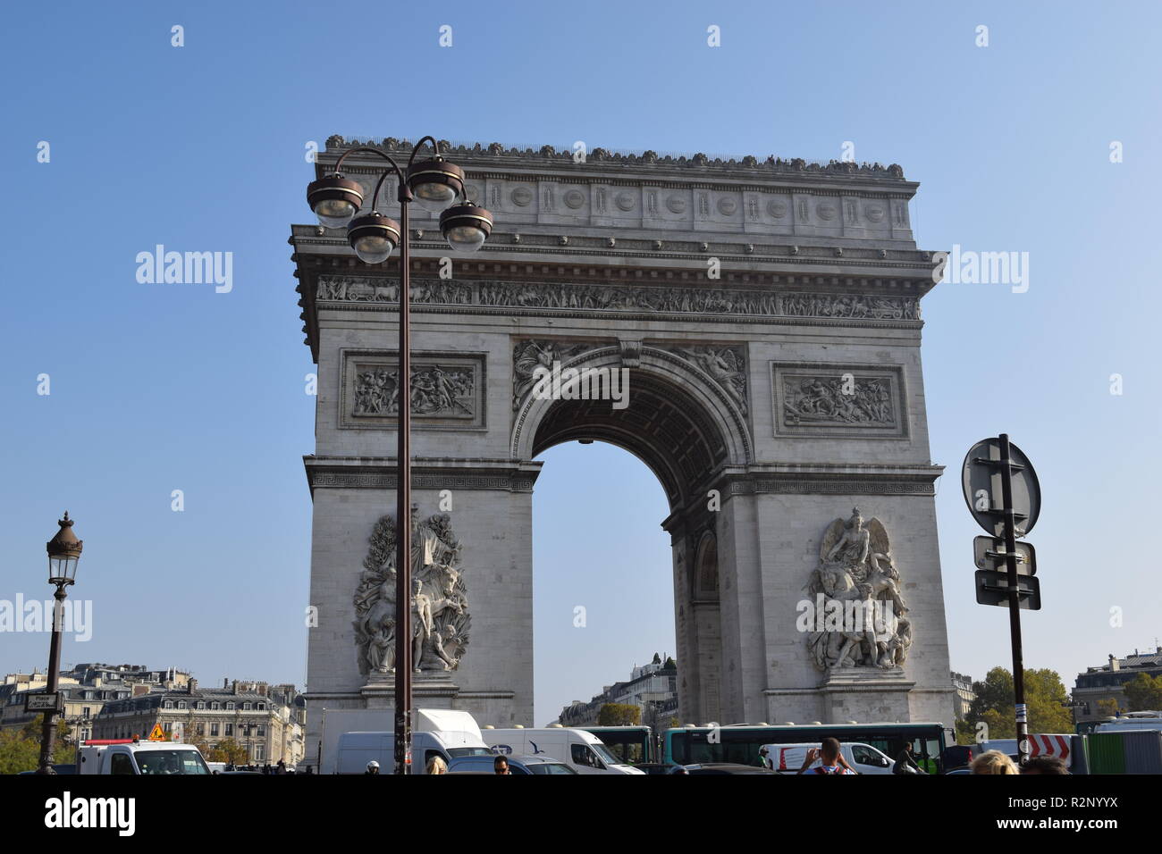 Parigi, Francia - 2018: il traffico lungo il viale degli Champs Elysees e l' Arc de Triomphe. Foto Stock