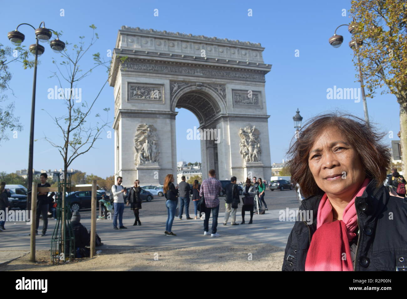 Parigi, Francia - 2018: il traffico lungo il viale degli Champs Elysees e l' Arc de Triomphe. Foto Stock