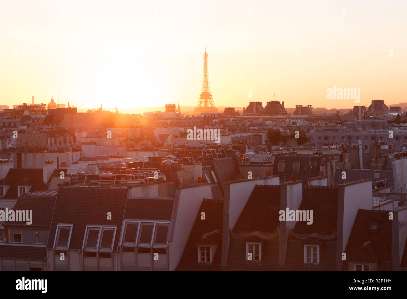 Vista dei tetti di Parigi torre Eiffel dal centro Georges-Pompidou. Parigi, Francia Foto Stock