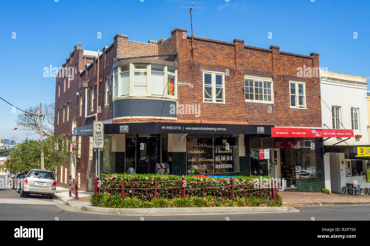 Parrucchiere in un angolo in un edificio in mattoni rossi in North Sydney NSW Australia Foto Stock
