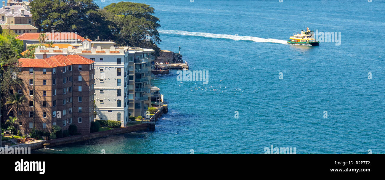 Sydney Harbour ferry passando da lussuose abitazioni residenziali in Kirribilli North Shore, Sydney NSW Australia. Foto Stock