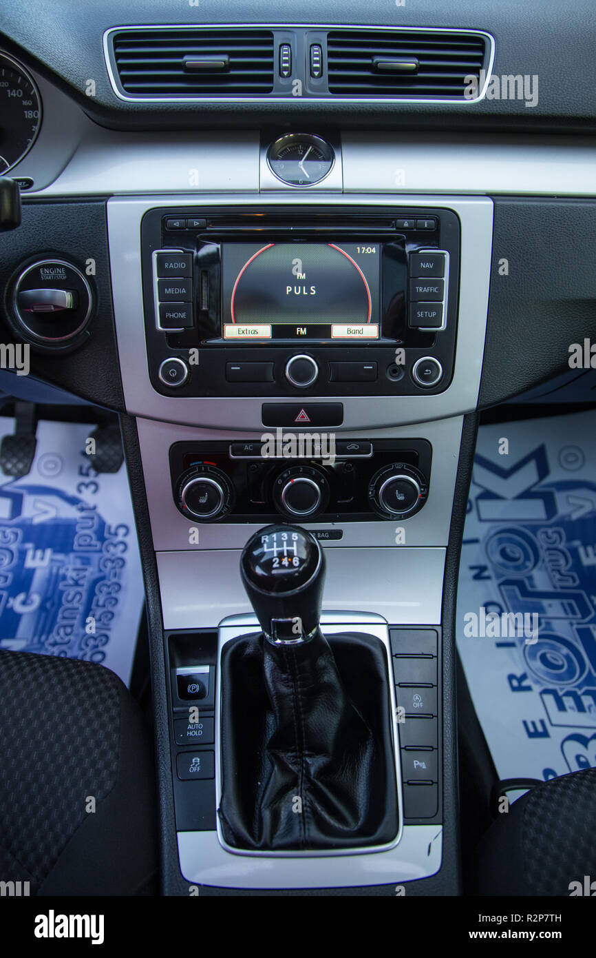 A Belgrado, in Serbia, 14 ottobre. 2018 : Passat B7 blu interni di movimento manuale a 6 velocità cambio e centro della schermata Foto Stock