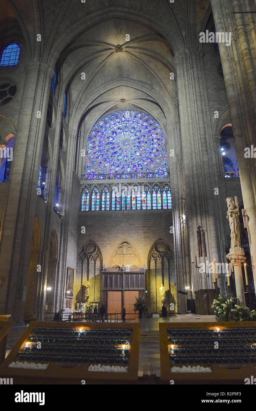 Gli interni della cattedrale di Notre Dame de Paris, Ile de la Cite, Parigi, Francia.Innenraum der Kathedrale von Notre Dame de Paris, Ile de la Cite,Parigi Foto Stock