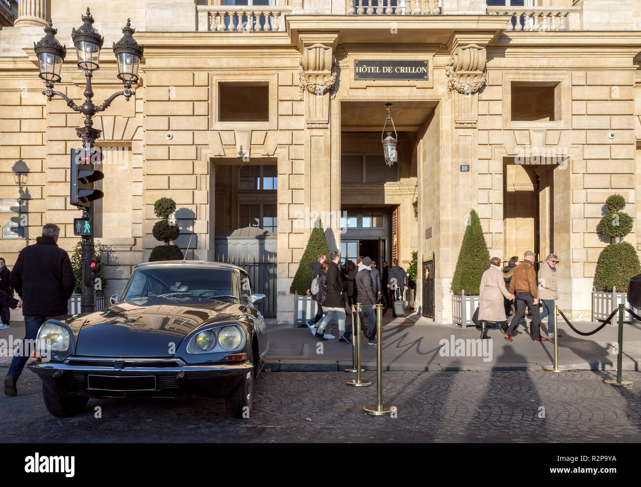 Citroen DS21 parcheggiato di fronte all'Hotel de Crillon - Parigi, Francia Foto Stock