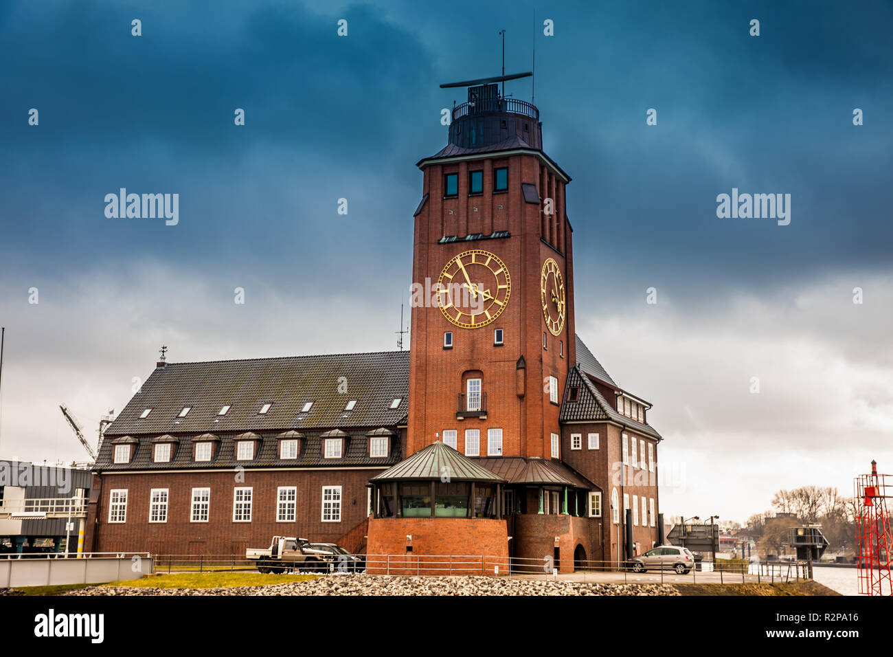 Navigatore a Torre Finkenwerder sulle rive del fiume Elba in Amburgo Foto Stock