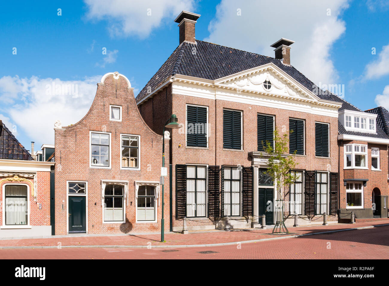 Facciate di case storiche nella città vecchia di Dokkum, Friesland, Paesi Bassi Foto Stock