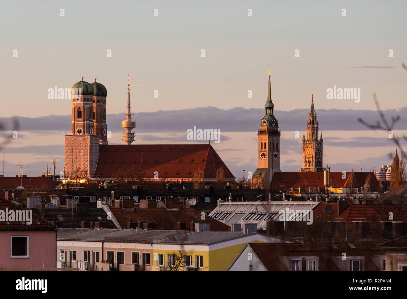 Zoomando nella città di Monaco di Baviera con la Cattedrale di Nostra Signora Santissima, Olympic Tower, il campanile della chiesa di San Pietro e il Municipio nuovo nella luce della sera Foto Stock