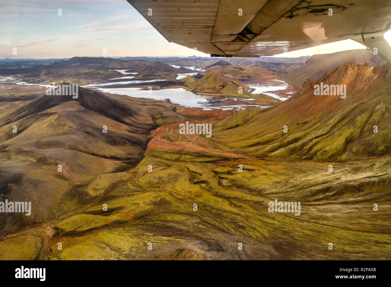 Visualizzare il suggestivo paesaggio delle Highlands autunnale, l'Islanda, da un aereo Cessna Foto Stock
