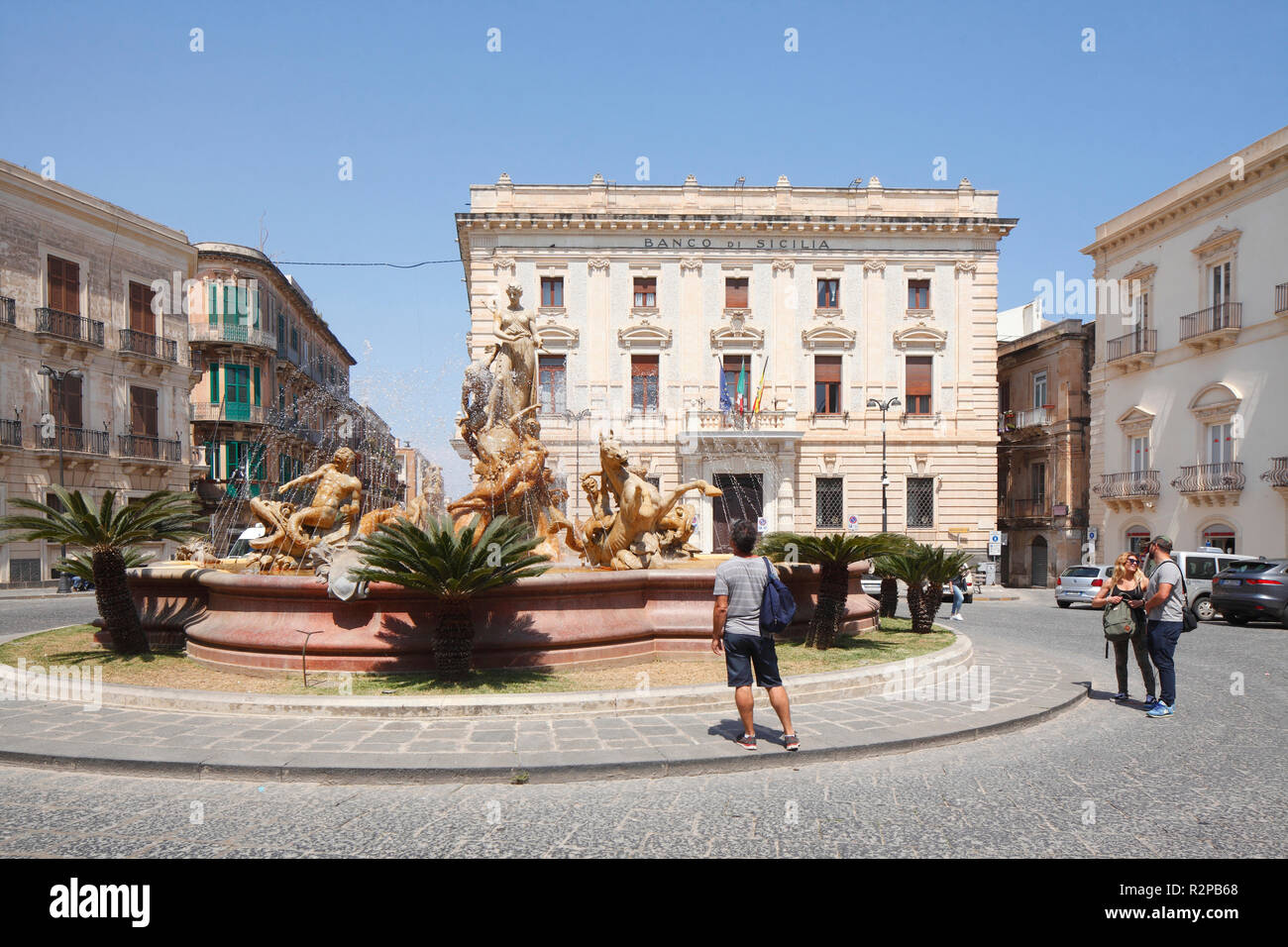 Fontana di Artemis (Fontana di Diana) e Banco di Sicilia Piazza Archimede, Ortigia, Ortigia, Patrimonio Mondiale UNESCO sito culturale, Siracusa, Sicilia, Italia, Europa Foto Stock