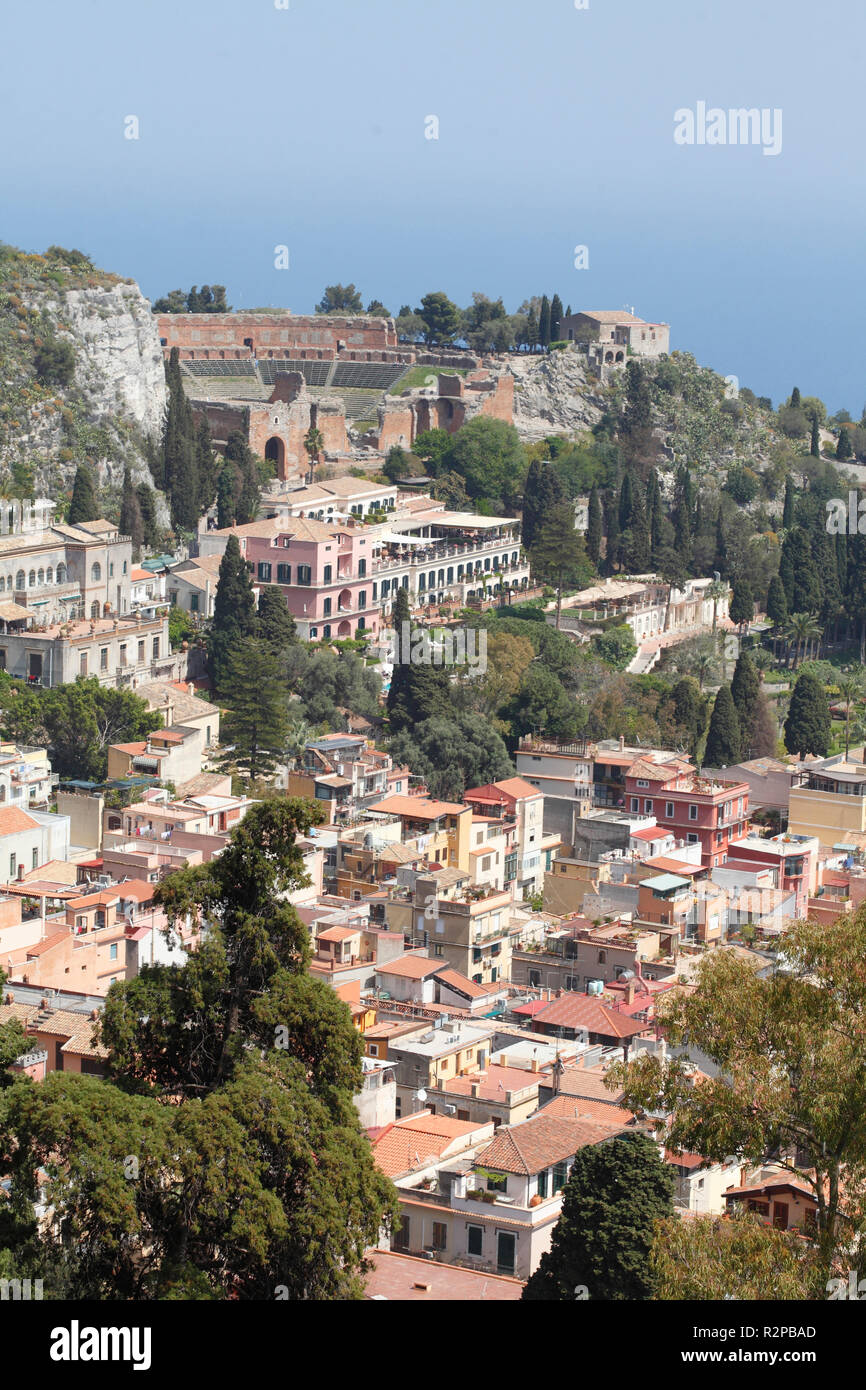 Vista sulla città, la città vecchia con il Teatro Antico Greco, Taormina, Provincia di Messina, Sicilia, Italia, Europa Foto Stock