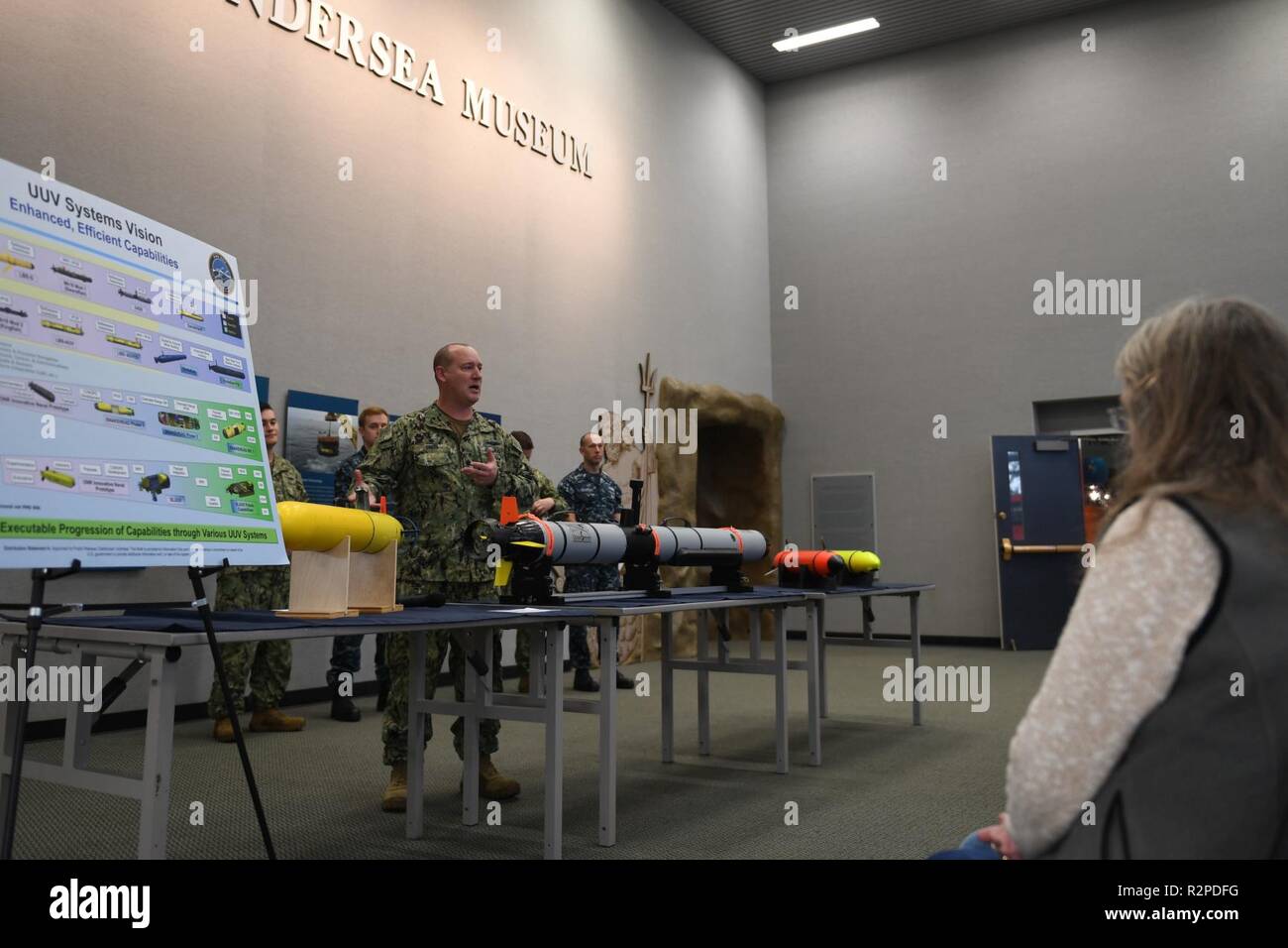 KEYPORT, nello Stato di Washington (Nov. 3, 2018) della Cmdr. Scott J. Smith, comandante, senza equipaggio veicolo sottomarino uno squadrone (UUVRON 1), parla durante il Deep Sea giornata presso la Marina degli Stati Uniti Museo sottomarino (USNUM). USNUM è dedicato a educare il pubblico circa gli Stati Uniti Marina operazioni sottomarine, tecnologia, combattimento, ricerca, e le operazioni di salvataggio. Foto Stock