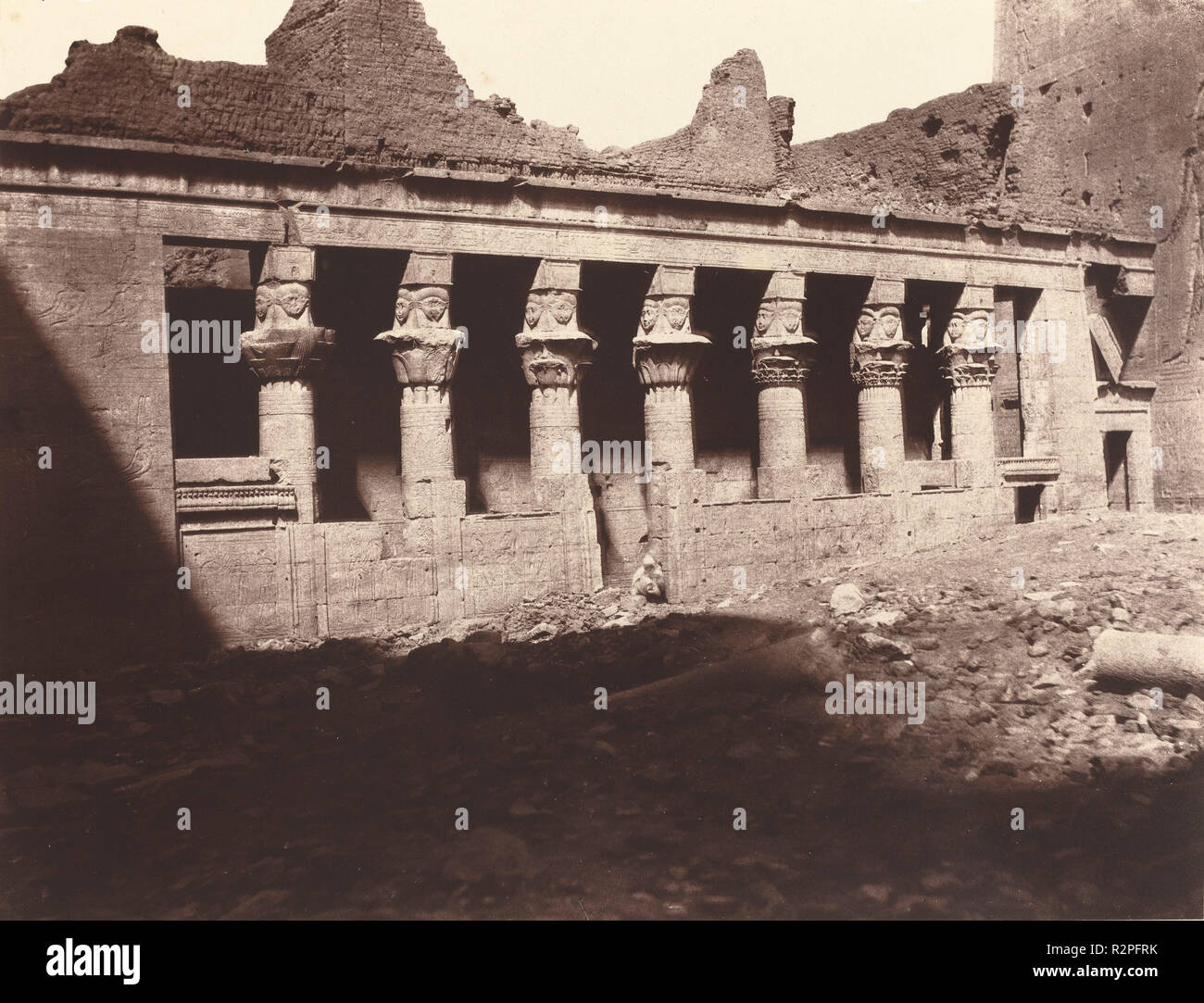 Philae, Cour interna, Colonnade de l'Ouest. Data: 1859/1860. Dimensioni: IMMAGINE: 21,7 x 28,5 cm (8 9/16 x 11 1/4 in.). montaggio: 45,5 x 59 cm (17 15/16 x 23 1/4 in.). Medium: albume stampa da cerato-negativo della carta. Museo: National Gallery of Art di Washington DC. Autore: Luigi De Clercq. Foto Stock
