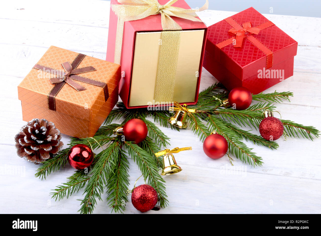 Buone Vacanze Anno Nuovo O Decorazioni Di Natale Con Confezioni Regalo Candele E Palle Biglietto Di Auguri Foto Stock Alamy