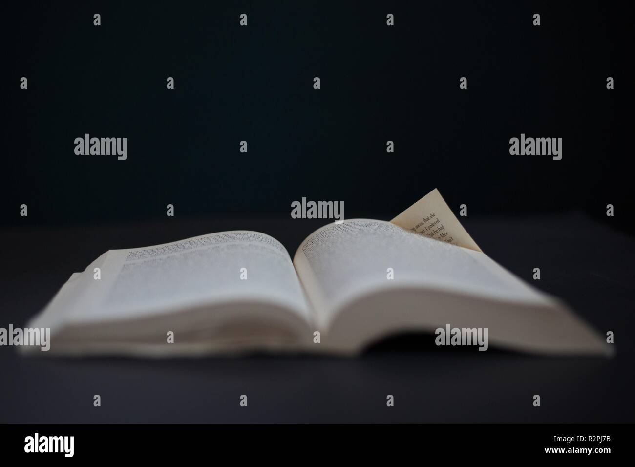 Un libro con un cane-eared pagina. Foto Stock