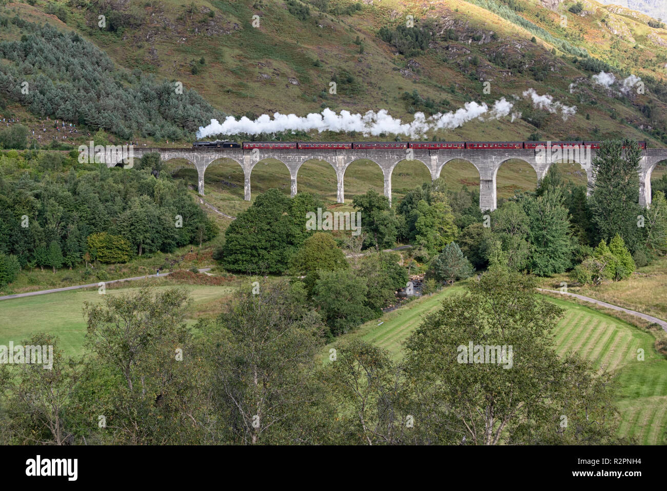 Viadotto Glenfinnan Giacobita treno a vapore di Harry Potter Hogwarts Express in Scozia Foto Stock