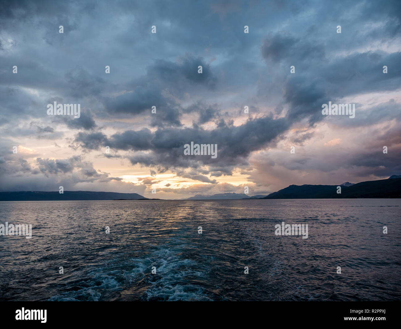 Tramonto e cloudscape su vie navigabili di Canale del Beagle, confine tra Argentina e Cile Foto Stock