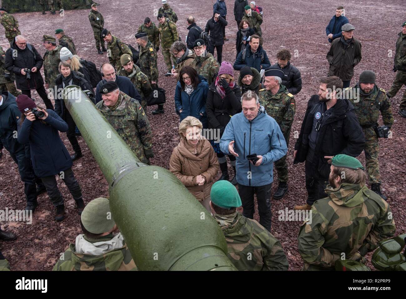 Ministro della Difesa tedesco, Ursula von der Leyen ha visitato il molto alta disponibilità Joint Task Force di oggi, a cui la Germania è il principale finanziatore. Durante l'esercizio Trident frangente saranno certificate per la Forza di risposta della NATO 2019. Con circa 50.000 personale partecipante in Trident frangente 2018, è uno dei più grandi esercitazioni NATO negli ultimi anni. Circa 250 velivoli, 65 navi e più di 10.000 veicoli sono coinvolti nell'esercizio in Norvegia. Foto Stock