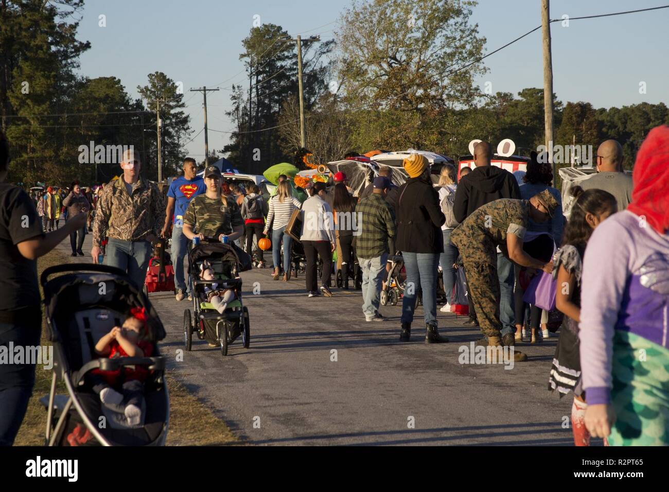 Il Marine Corps Air Station Cherry Point comunità gode decorate tronchi durante il Marine Corps servizi comunitari annuali di trunk o trattare a MCAS Cherry Point, North Carolina, Ottobre 30, 2018. Quasi 100 veicoli sono stati decorati con i loro disegni e modelli spookiest visualizzati per terrorizzare patroni mentre i proprietari di autoveicoli consegnati caramella alla tinier ingann-o-treaters delle famiglie. Attività disponibili per famiglie incluso anche touch-la-carrello visualizza, anello toss, un sacco di patate gara, bowling, alta resistenza di riscontro tester, e una in tema Halloween filmato. Foto Stock