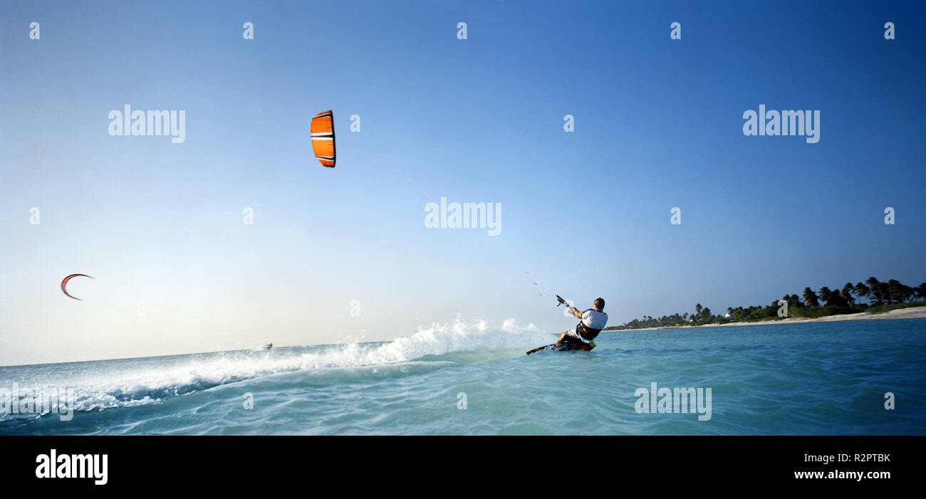 L'uomo kite surf in acque tropicali Foto Stock