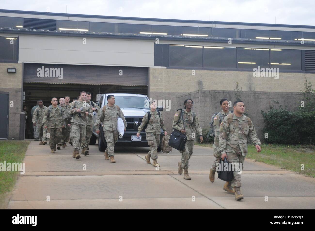 I soldati del Quartier Generale e Sede di distacco, 503d della Polizia Militare battaglione (Airborne) camminare al loro piano come essi partono a Fort Bragg per supportare il funzionamento fedeli patriota, Papa Army Airfield, N.C., 2 nov. Foto Stock