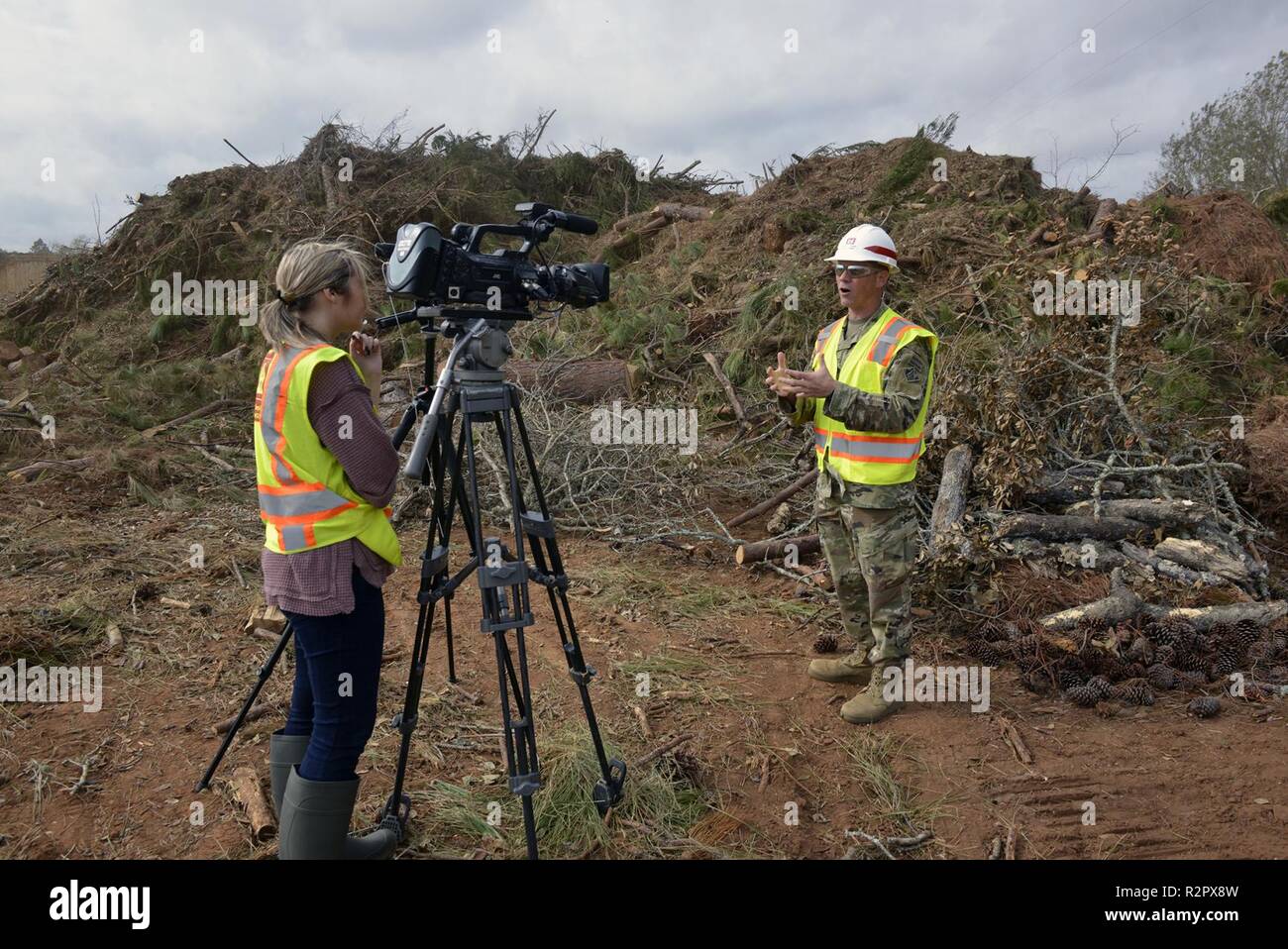 Esercito Lt. Col. Stephen Peterson, Vice District ingegnere, dal distretto di Savannah (a destra) è intervistato da Kailey McCarthy, un reporter news, con Fox 31 in Albany, Ga. Gli Stati Uniti Esercito di ingegneri lungo con funzionari di governo locali, ha iniziato la rimozione dei detriti attività in Georgia, sotto la direzione della Georgia per la gestione di interventi di emergenza e Homeland Security Agency (GEMA/HS) federale e di gestione di emergenza agenzie (FEMA) come parte del FEMA detriti assegnazione di missione. I detriti saranno prelevati dai contraenti che operano sotto la direzione del Corpo degli Ingegneri, GEMA/HS e FEMA. C Foto Stock